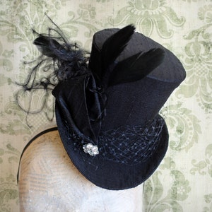 Black Mini Top Hat,Gothic Mini Top Hat with Veil,Victorian Mini Hat,Burlesque Cocktail Hat,Alice in Wonderland Fascinator-Made to Order
