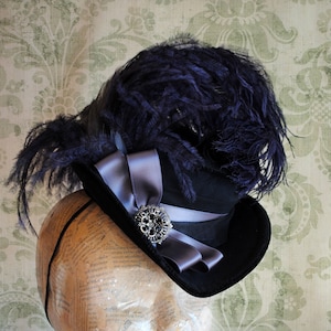 Zwarte Edwardiaanse minihoed, Victoriaanse dameshoed, Downton Abbey-hoed, historische Victoriaanse kostuumhoed met struisvogelveren-gemaakt op bestelling