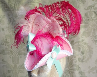 Mini chapeau tricorne rococo, chapeau rose Marie-Antoinette, chapeau gothique Lolita avec plumes d’autruche, chapeau de costume baroque, carnaval de Venise sur commande