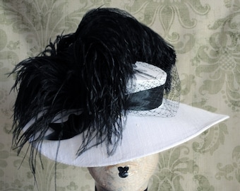Chapéu eduardiano feminino, chapéu vitoriano branco com penas pretas, chapéu preto histórico vitoriano, chapéu Ascot, Kentucky Derby - feito sob encomenda