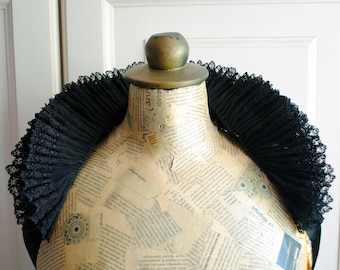 Black Elizabethan Lace Ruff Collar, Gothic Sholder-piece, Dark Renaissance Costume - Made to Order