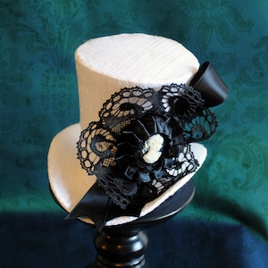 Victoriaanse bruids mini-hoedje in wit, bruiloftdecor, witte gotische tovenaarhoed, steampunk Tea-Party minihoedje-op bestelling gemaakt
