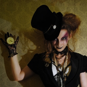 Victoriaanse dames Hoge Hoed, Steampunk Hoge Hoed voor vrouwen, gothic mini hoge hoed, Black Burning Man Hat, Cosplay Hat met Watch Movement-Made to Order