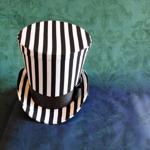 Gestreepte Top Hat, steampunk Circus Dames Top Hat, Halloween Top hoed voor vrouwen, gotische Mini Top Hat, zwart & wit geruite hoed-Made to order