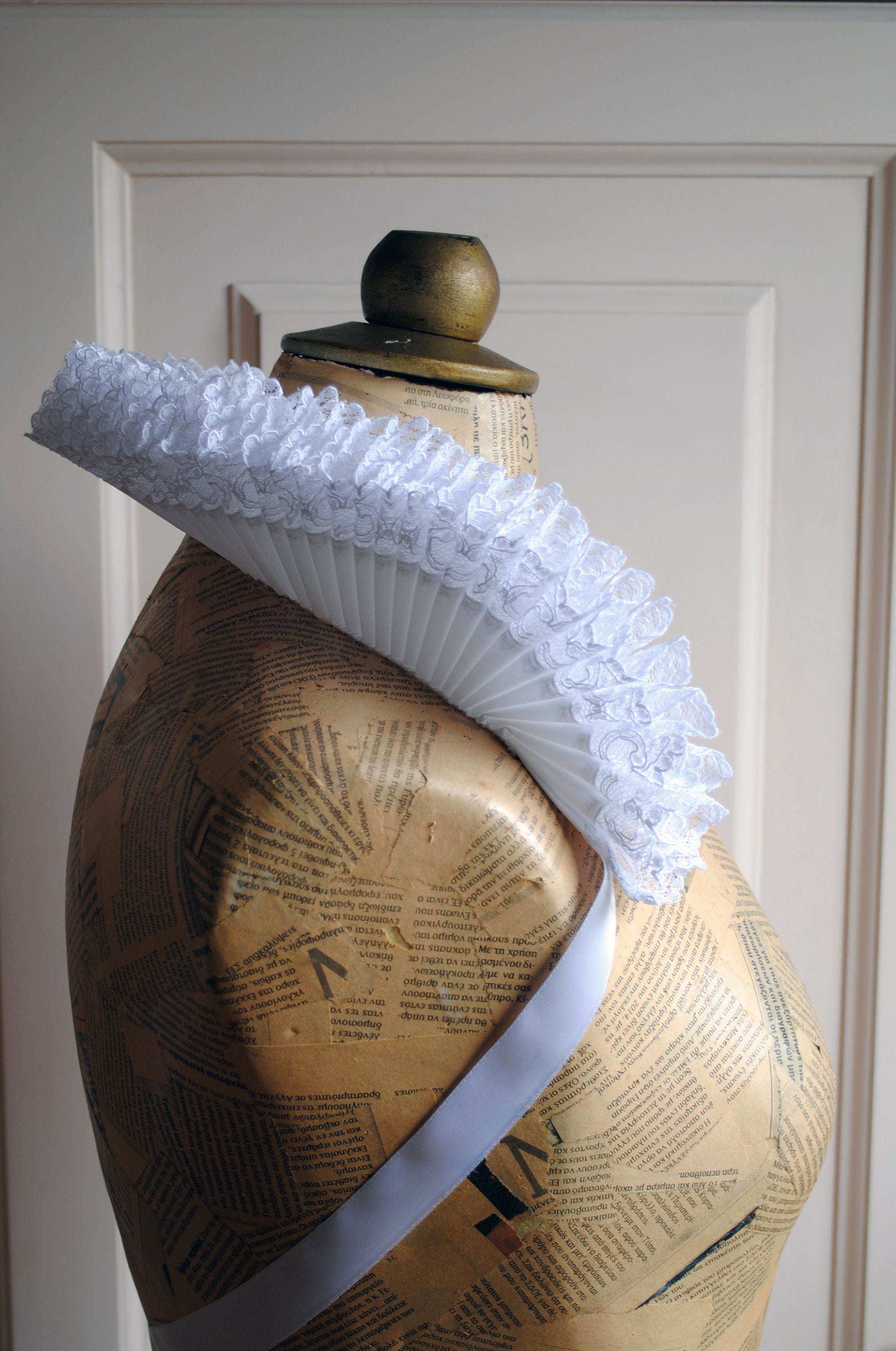 Elizabethan Standing Ruff Queen Elizabeth Cartwheel Ruff White