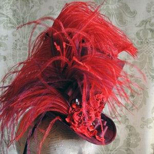 Rode burleske hoge hoed met veren, gestreepte hoge hoed voor vrouwen, steampunk circushoed, Victoriaanse cabaret dameshoed-op bestelling gemaakt