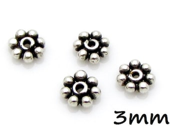 Puede incluir: Tres separadores de cuentas de metal plateado con un diseño en forma de flor. Cada separador tiene un agujero de 3 mm de diámetro en el centro. Los separadores tienen un diámetro de 3 mm.