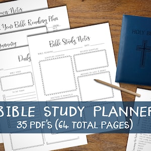 Puede incluir: Un planificador de estudio bíblico imprimible con 35 PDF y 64 páginas en total. El planificador incluye secciones para la lectura bíblica diaria, la descripción general de las Escrituras, las Escrituras relacionadas, el mensaje de amor y misericordia, las doctrinas y los principios, y las preguntas y las notas.