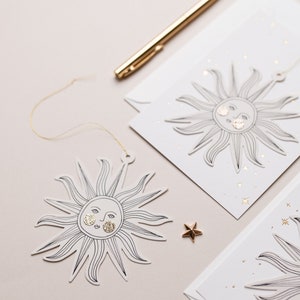 Luxus Karte / Handgefertigte Dekoration mit heißfolierter Postkarte + Briefumschlag / Sonne & Sterne