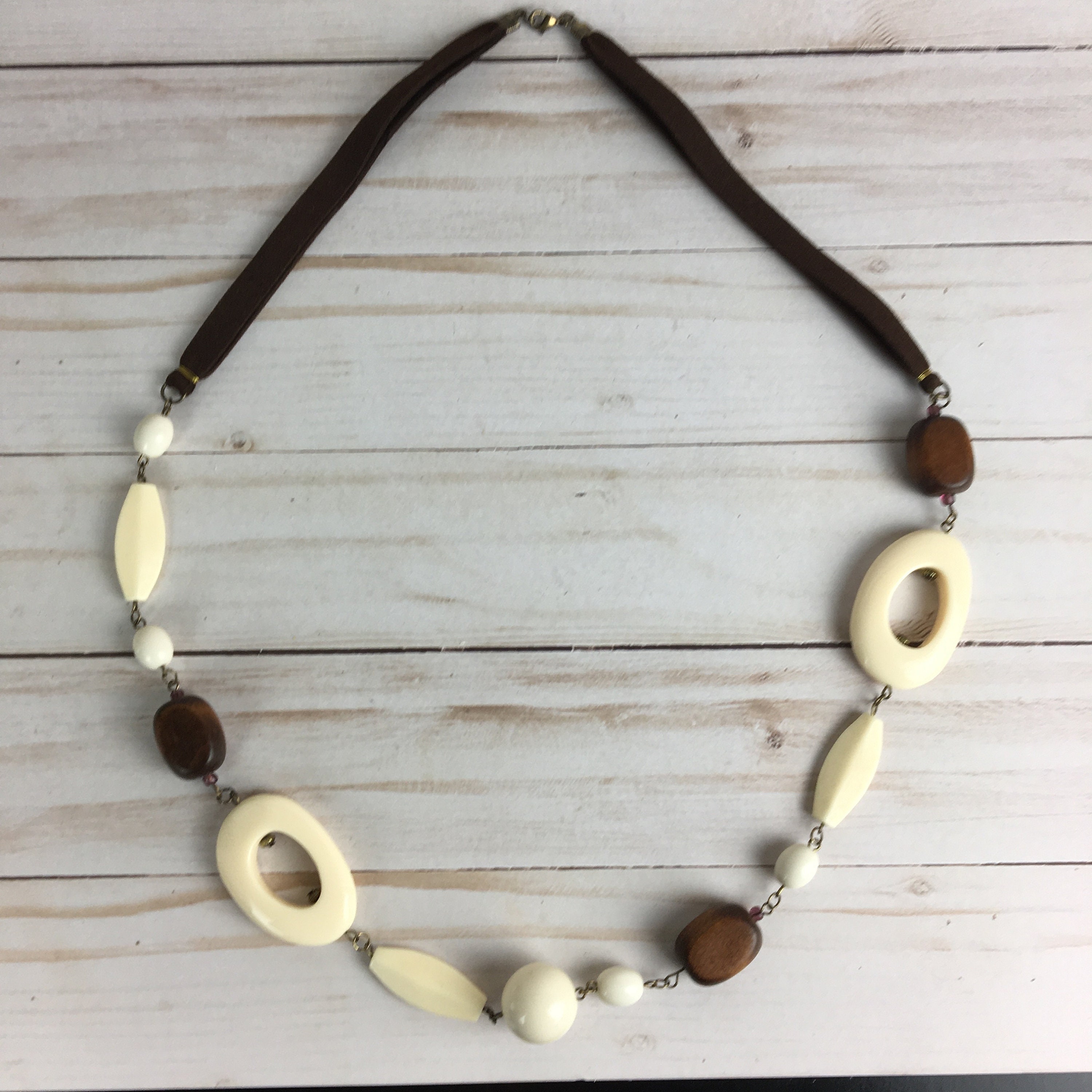 Vintage 70s plástico y colgante de madera con correa de cuero | Etsy