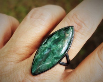 Grün Mtorolite Größe 8 Ring, oxidierter Sterling Silber Schmuck, großer Ring mit grünen Steinen