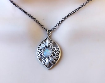 Sterling silver 925 Moonstone oval leaflike pendant necklace