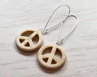 Orecchini con simbolo della pace, orecchini con simbolo della pace in turchese bianco sporco, orecchini con simbolo della pace, orecchini pendenti lunghi con simbolo della pace, orecchini boho hippie anni '60 '70