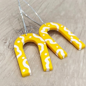 Gele kronkeloorbellen, handgeschilderde oorbellen geel, kunstzinnige oorbellen, lange gele oorbellen, gele hangoorbellen - LICHTGEWICHT EN LEUK