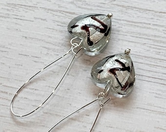 Pendientes de corazón claro, pendientes de corazón únicos, pendientes de corazón largos, pendientes colgantes de corazón, pendientes de cuentas de corazón, pendientes de corazón de vidrio - BONITO