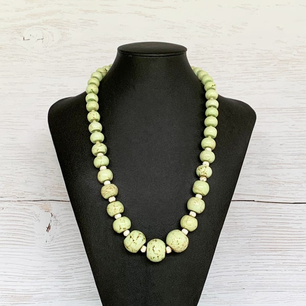 Pale Green Necklace, Lime Green Beaded Necklace, Light Green Necklace, Lime Green Gemstone Necklace, Graduated Necklace Green, Lime Necklace