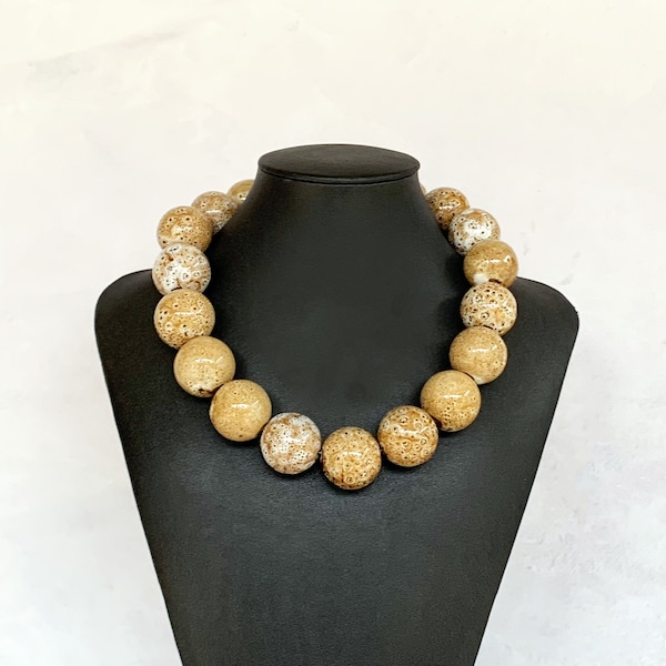 Gros collier beige, grand collier de couleur neutre, collier en céramique beige, gros colliers pour femme, collier taupe, gros collier de perles