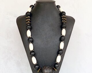 Collana Uomo In Perline Di Legno E Ceramica | Stile Bohémien Marrone, Bianco E Nero | Lunghezza Regolabile 40+7 Cm