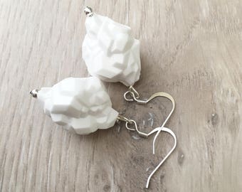 Witte schelpoorbellen, beachy oorbellen bungelen, conch oorbellen wit, tropische oorbellen bungelen, witte schelpoorbellen - VAKANTIELOOK
