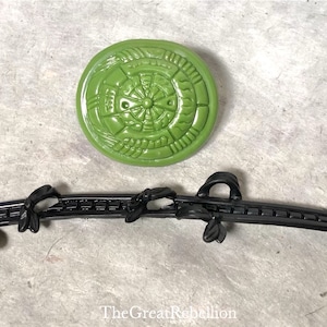 Teenage Mutant Ninja Turtles Sewer Samurai Leo shield belt accessories 1990 Playmates TMNT