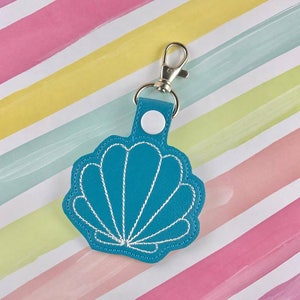 Diseño de bordado para llavero con cierre a presión de concha (archivo digital)