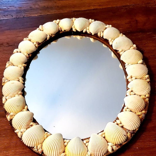 miroir vintage en forme de coquillage... de forme ovale... bien fait... déco de plage