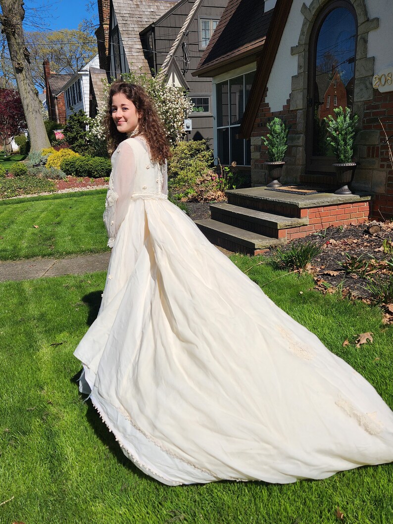Magnifique robe de mariée des années 1970... 3 pièces... comprend un voile et une pince sur la traîne... appliqués en dentelle image 2
