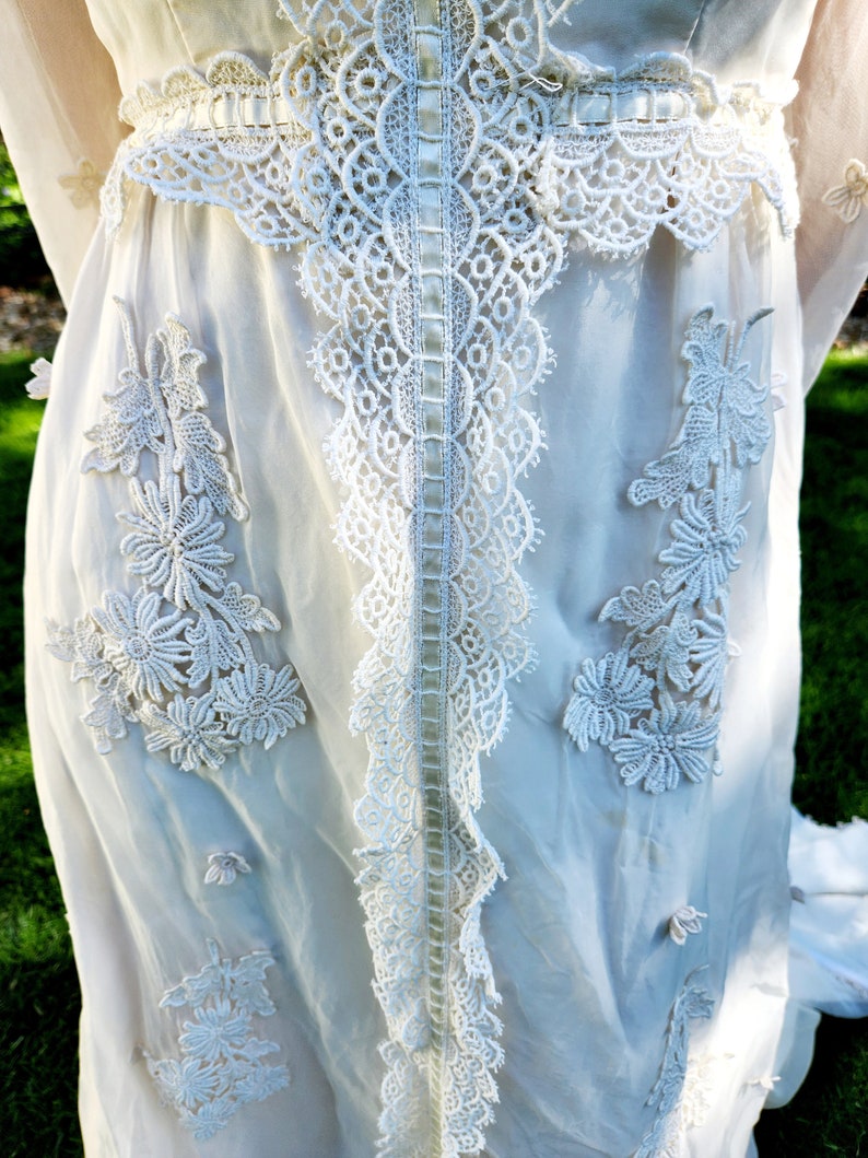 Magnifique robe de mariée des années 1970... 3 pièces... comprend un voile et une pince sur la traîne... appliqués en dentelle image 7