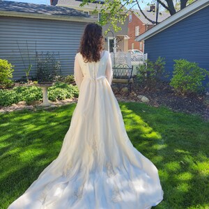 Magnifique robe de mariée des années 1970... 3 pièces... comprend un voile et une pince sur la traîne... appliqués en dentelle image 3