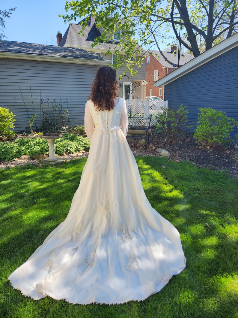 Magnifique robe de mariée des années 1970... 3 pièces... comprend un voile et une pince sur la traîne... appliqués en dentelle image 3