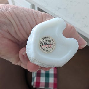 K&ouml;nnte beinhalten: Eine wei&szlig;e, strukturierte Parf&uuml;mflasche mit einem Aufkleber mit der Aufschrift "Cotillion Cologne" und "Vorsicht: Entz&uuml;ndlich". Die Flasche wird in einer Hand gehalten. Die Flasche enth&auml;lt 29,57 ml.