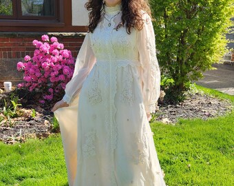 Magnifique robe de mariée des années 1970... 3 pièces... comprend un voile et une pince sur la traîne... appliqués en dentelle