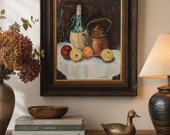 Natura morta vintage dipinta ad olio... Firmata F. Schaefer... Mele incorniciate Bottiglia Vaso di rame.... Decorazione rustica da parete per cucina 19x23