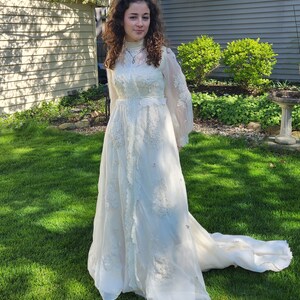Magnifique robe de mariée des années 1970... 3 pièces... comprend un voile et une pince sur la traîne... appliqués en dentelle image 10