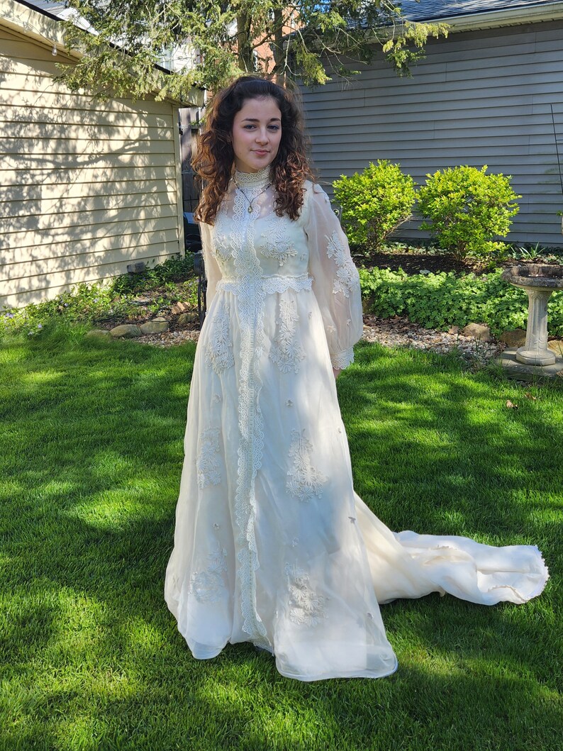 Magnifique robe de mariée des années 1970... 3 pièces... comprend un voile et une pince sur la traîne... appliqués en dentelle image 10