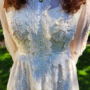 Magnifique robe de mariée des années 1970... 3 pièces... comprend un voile et une pince sur la traîne... appliqués en dentelle image 6