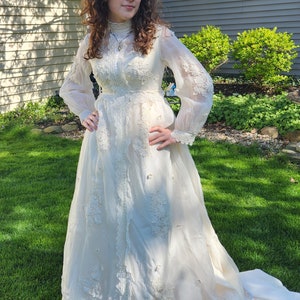 Magnifique robe de mariée des années 1970... 3 pièces... comprend un voile et une pince sur la traîne... appliqués en dentelle image 9