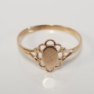 Bague en or jaune 14 carats avec monogramme C taille 4,5, initiale cursive C majuscule midi style victorien antique G68
