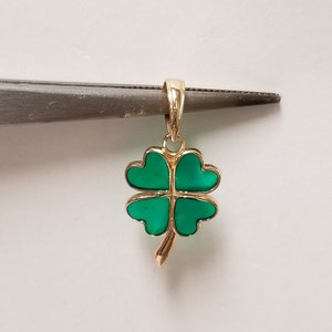 3/4 Estate 14k żółte złoto czterolistna koniczyna koniczyna zielona emaliowana zawieszka mama irlandzka powodzenia oszałamiająca G268-1