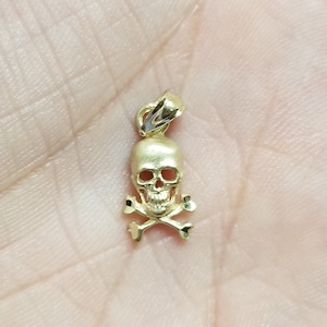 1/2&quot; Estate 10k Yellow Gold Skull and Bones Pendant Charm G548