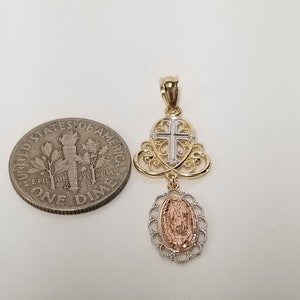 Vendita ciondolo a croce vintage in oro giallo rosa bianco 14k da 1,25&quot; con raffigurazione della Madonna di Guadalupe G568