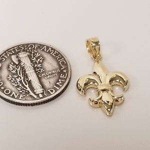 Pingente flor de lis com acabamento em ouro amarelo 14k de 3/4" G478