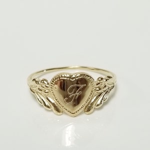 Anillo estilo antiguo victoriano de tamaño F 3 con monograma en oro amarillo de 14 k con inicial F en cursiva y corazón en mayúscula BR01-28