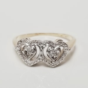 Anillo de compromiso Sweetheart de oro amarillo y blanco de 10k, talla 6.5, con diamantes de 0.02 quilates (1 ct). Modelo GS4154.