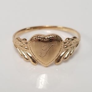 T Size 3 Estate 10k Yellow Gold Monogram Cursive T Capital Initial Heart Midi Victorian Antique Style Ring G12-1