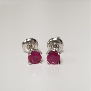 Venta de pendientes de oro blanco de 14 k con piedra rubí natural de 0,50 ct de 4 mm y cierre de rosca GS760-03