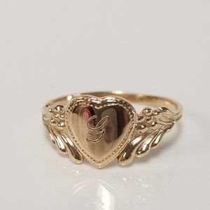 Anillo estilo antiguo victoriano midi con monograma en oro amarillo de 10 k con inicial G en cursiva y corazón en mayúscula G12-1