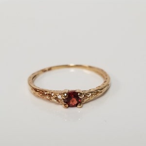 Size 3 Estate 14k Yellow Gold Round .10ct Garnet Ring Band Birthstone Baby Midi Pinky Daughter Girl G84