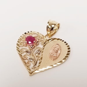 2,5 cm herrgårdshänge i 14k gult roséguld med Moder Maria och naturlig rubin i vintage-hjärta, berlock Vår Fru av Guadalupe GS1417-06