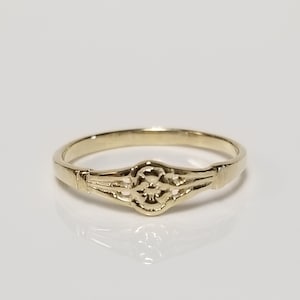 Size 2.5 Estate Vintage 10k Yellow Gold Heart Flower Baby Ring Pinky Birthday Baptism Detailed G26